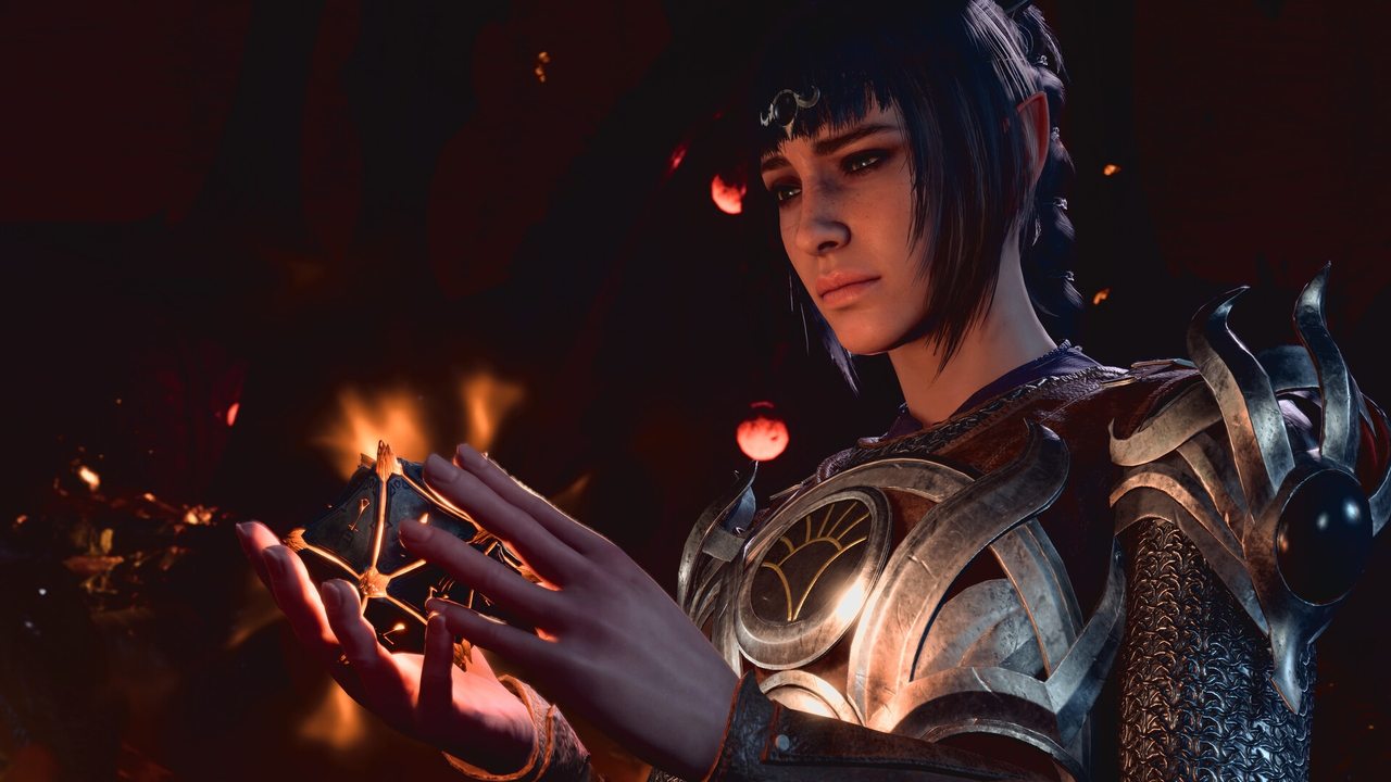Baldur's Gate 3 screenshot of Shadowheart holding an artefact